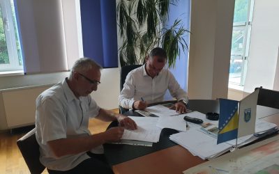 Potpisan Sporazum o rekonstrukciji lokalnog puta u MP Lug i MP Pločari Polje Fojnica