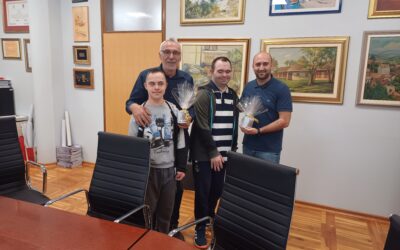 Korisnici Duga centra podružnice Kiseljak pokrenuli radionicu sublimacije – Prve izrađene šalice uručili načelniku